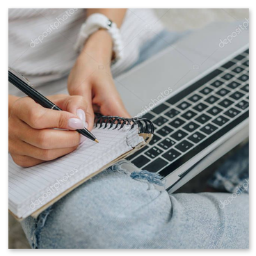 Notizbuch und Öle bei einer Lerneinheit