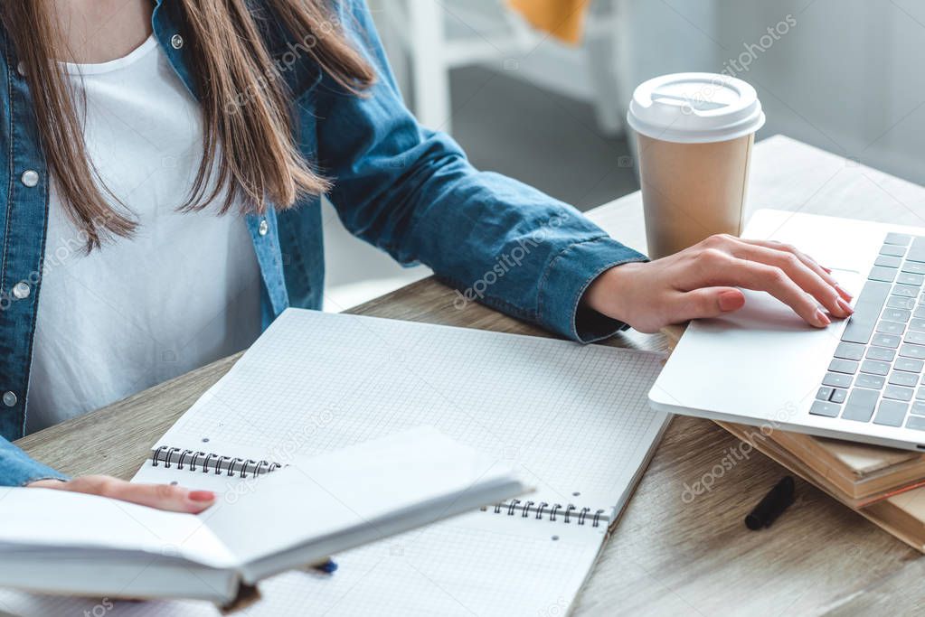 Arbeitsplatz mit Notizbuch und Öl