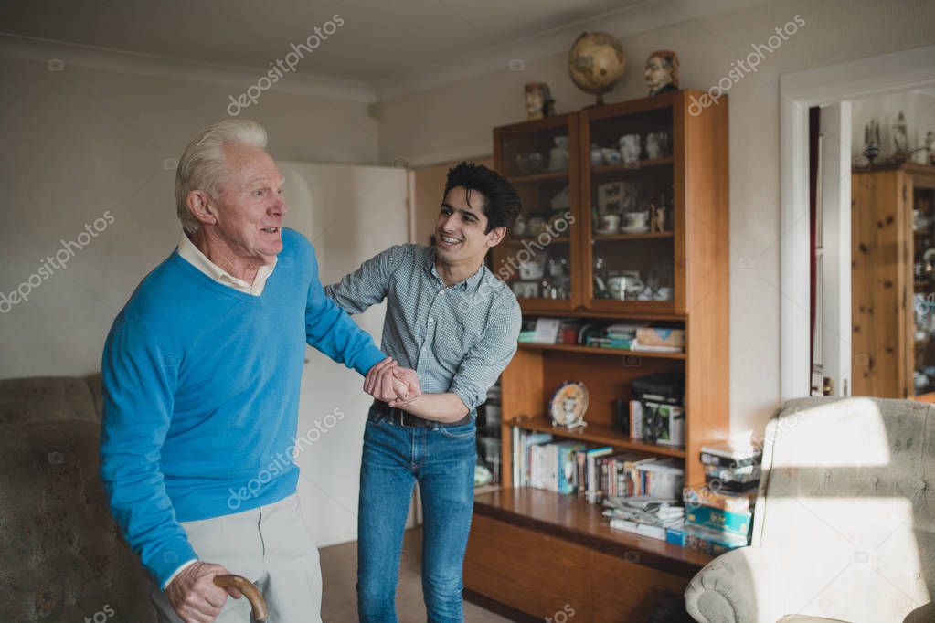 Beratung im Wohnzimmer bei Familie