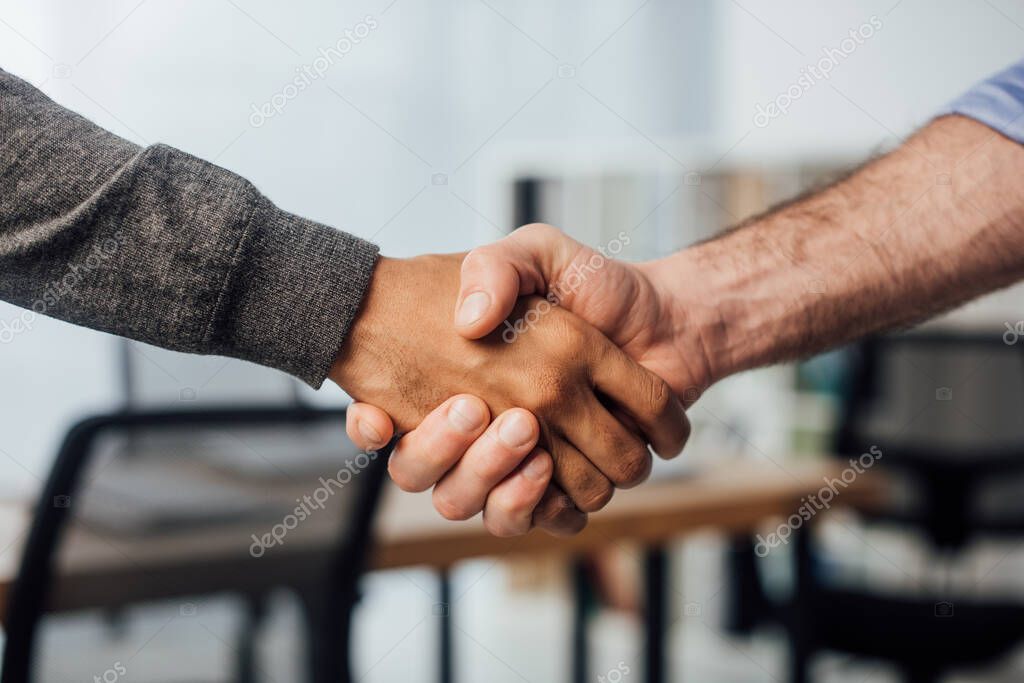 Händedruck als Symbol für regionale Partnerschaft