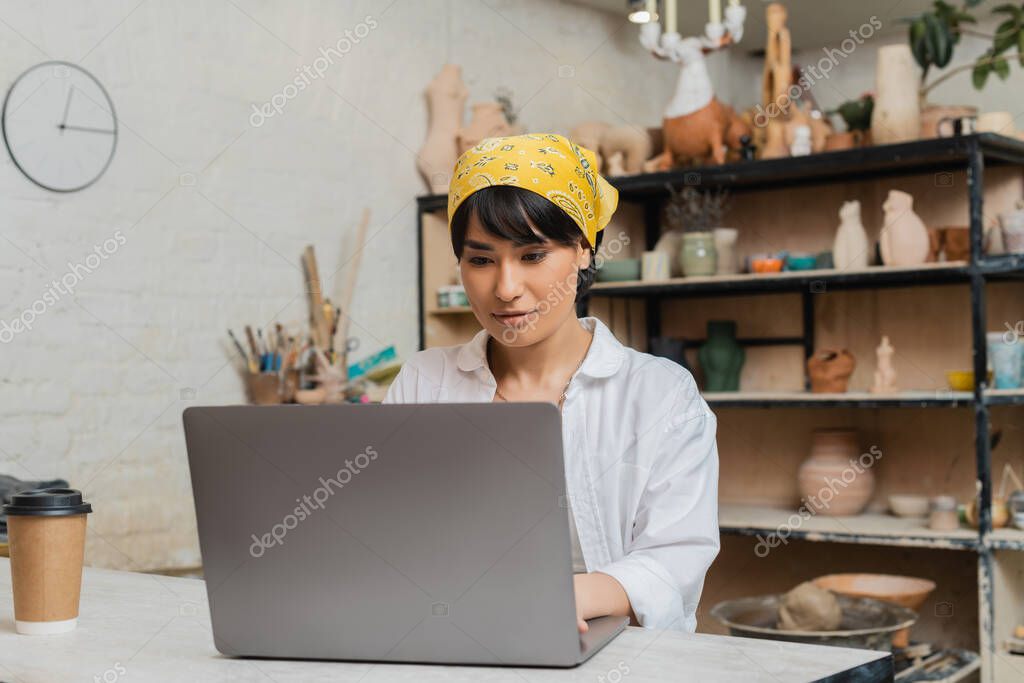 Online-Workshop am Laptop mit Ölen